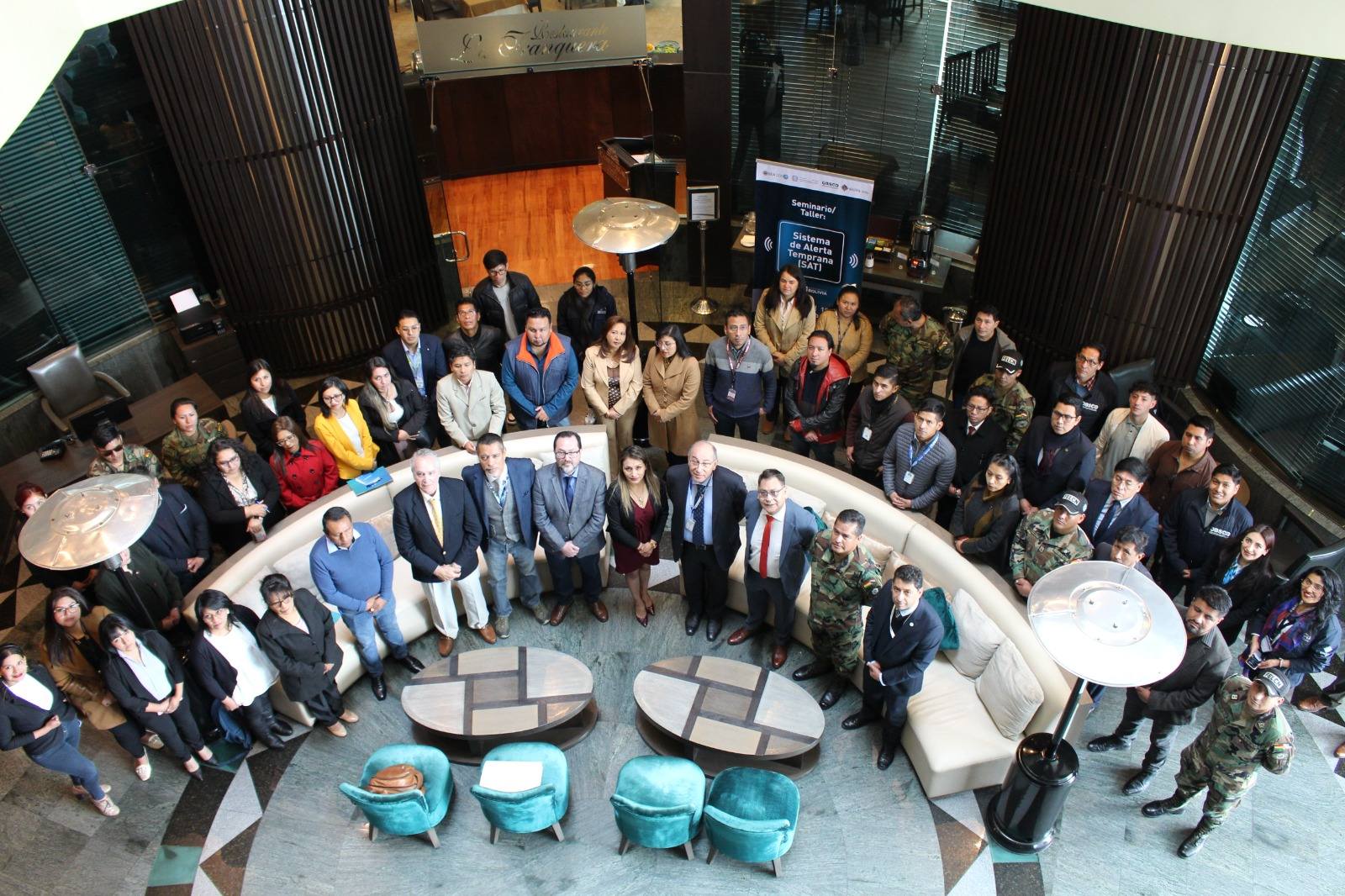 Foto oficial del evento con autoridades y participantes presentes.