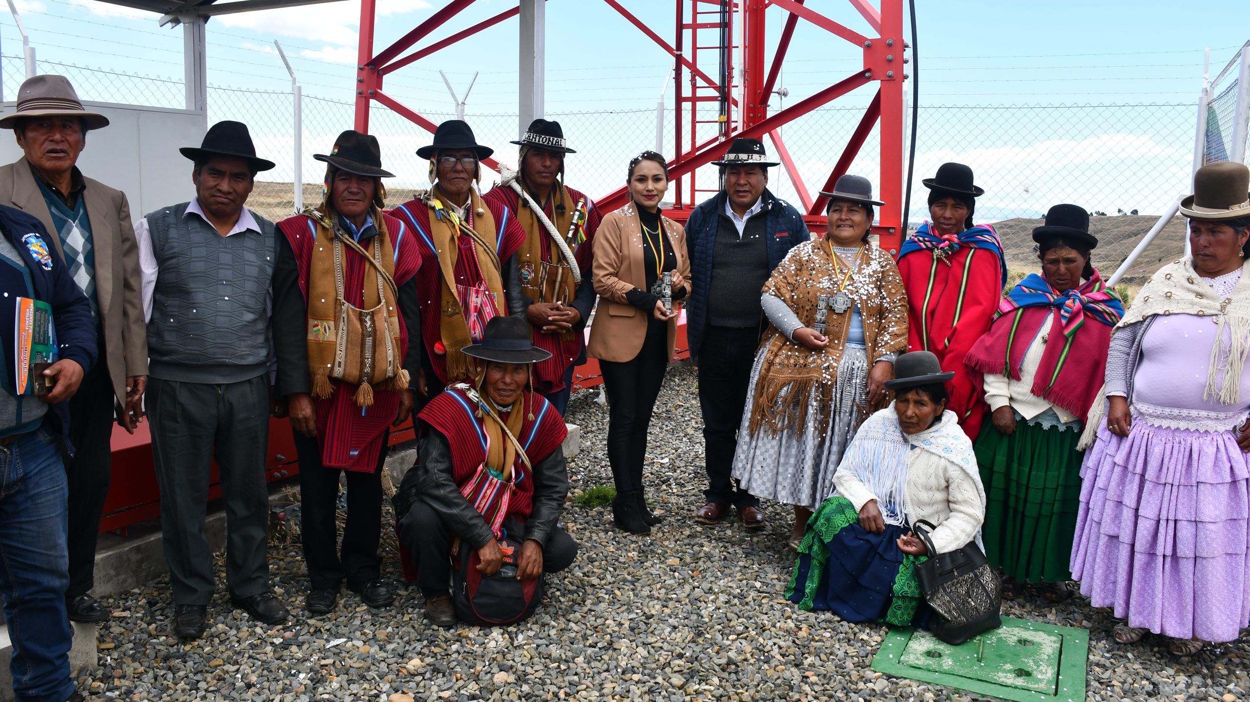 Directora del OBSCD, Carla Choque Soto con comunarios en la entrega de obra.