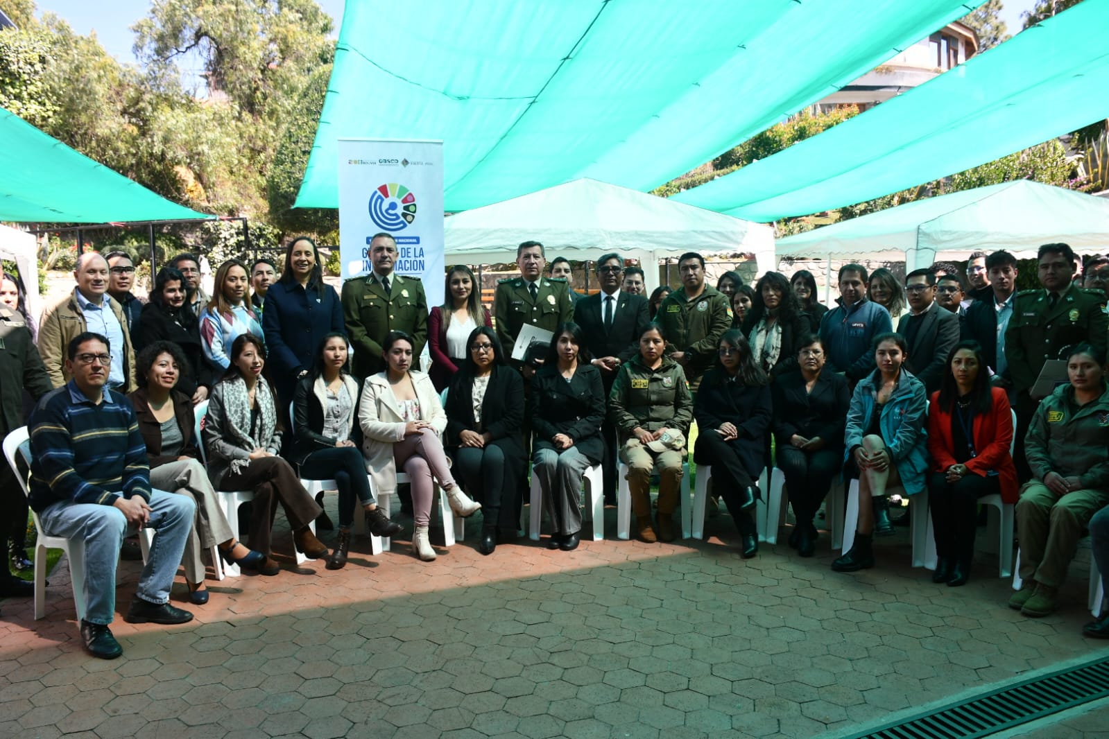 Fotografía oficial de autoridades y participantes del evento.