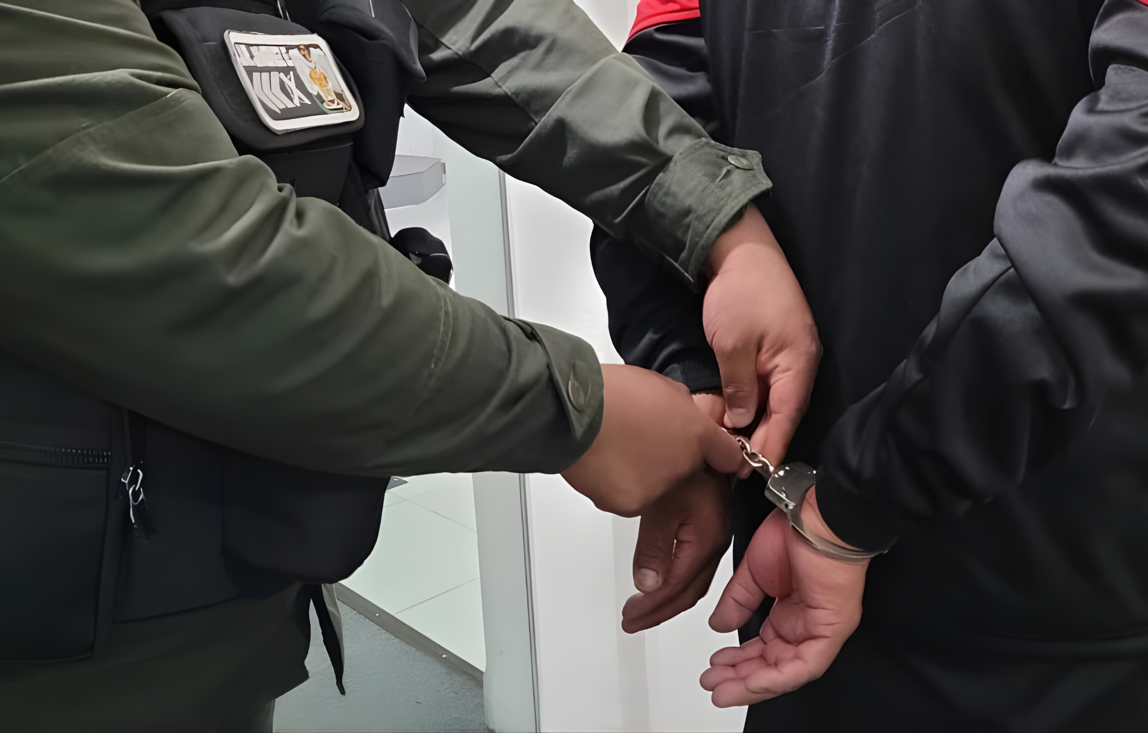 Hombre siendo arrestado