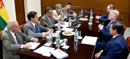 Autoridades reunidas para visita de la misión de observación policial de la OEA.